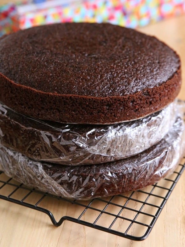 How to store and freeze cake layers from completelydelicious.com