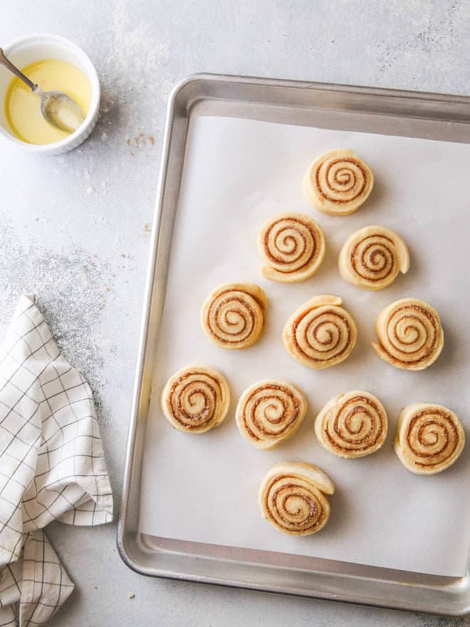 This cinnamon roll christmas tree is perfect for the holidays!