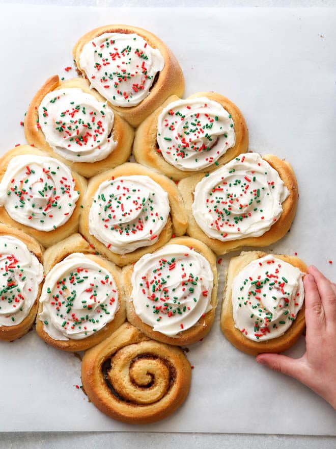 This cinnamon roll christmas tree is perfect for the holidays!