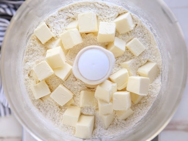 How to pie crust in a food processor | completelydelicious.com