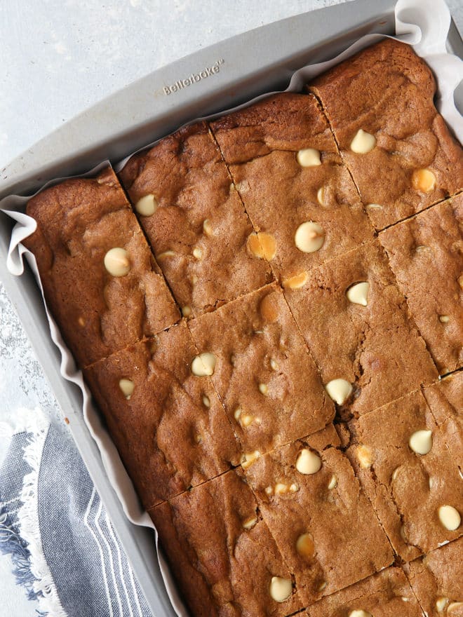 These blondies are filled with molasses, white chocolate chips and scented with warm spices like cinnamon, cloves, and ginger.