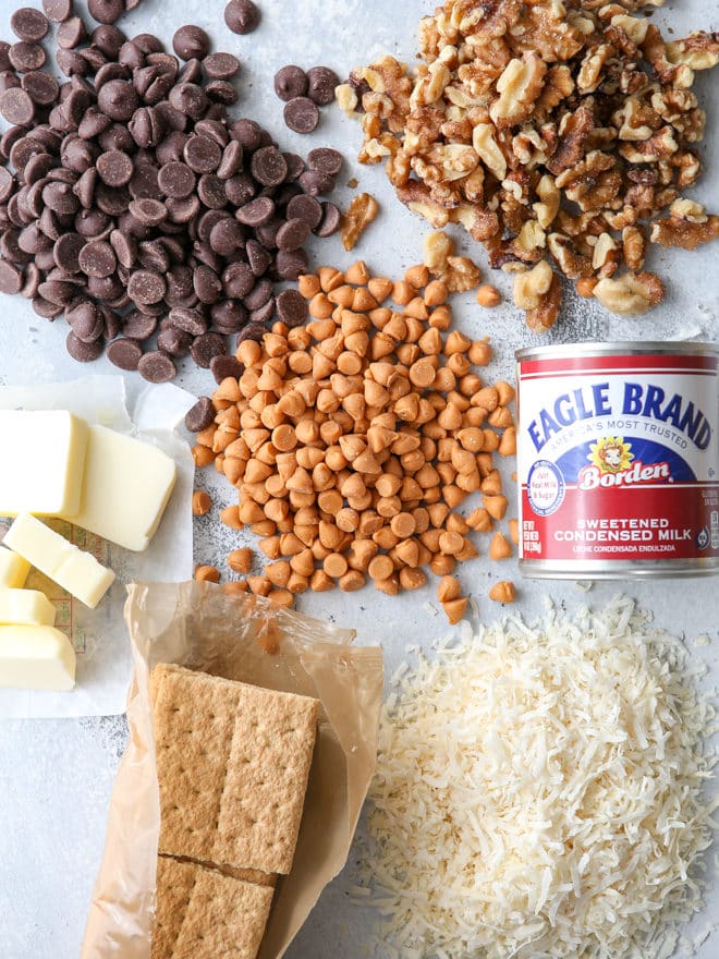 7 ingredients are all you need to make these "magical" cookie bars!