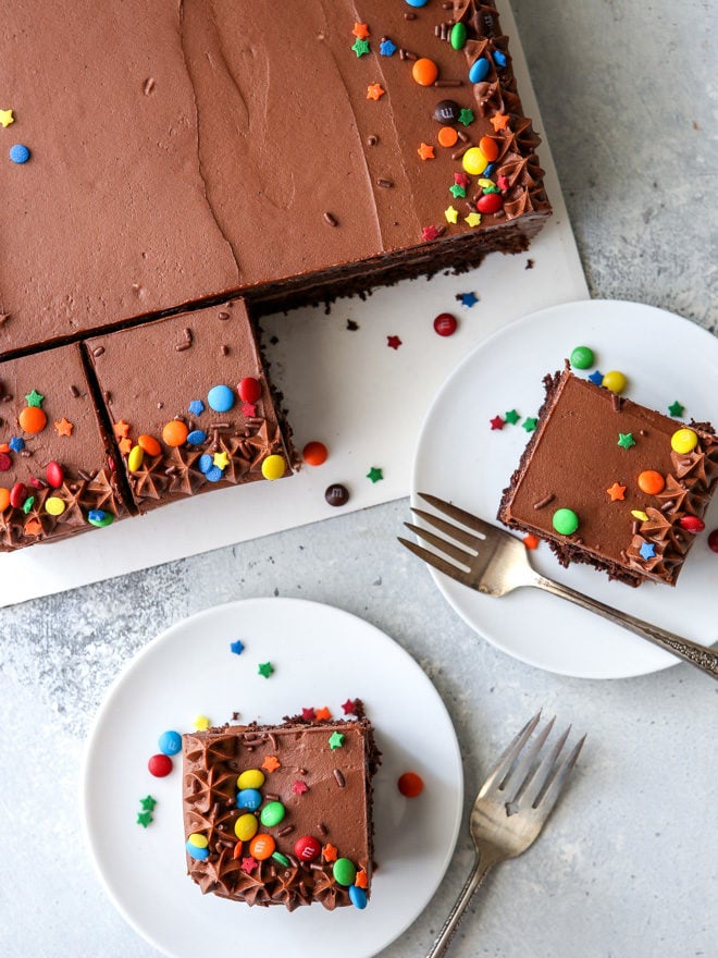 This one-bowl chocolate sheet cake with easy fudge frosting is for all of you chocolate lovers!