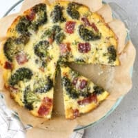 A breakfast bake filled with roasted broccoli, bacon, Gruyere cheese, eggs and chives. It’s a quiche minus the fussy pie crust!