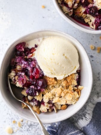 Because your summer isn’t complete until you’ve baked this— a simply perfect blueberry crisp, with a juicy berry filling and crunchy almond-oat topping.