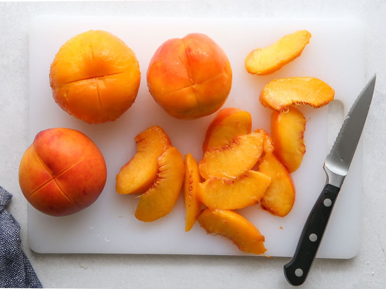 slicing peeled peaches