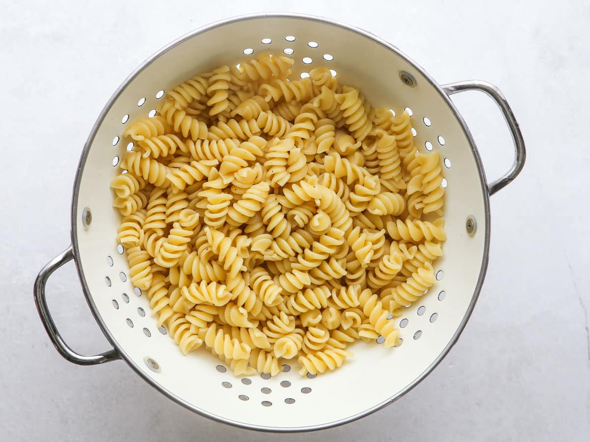 drained cooked pasta in a colander
