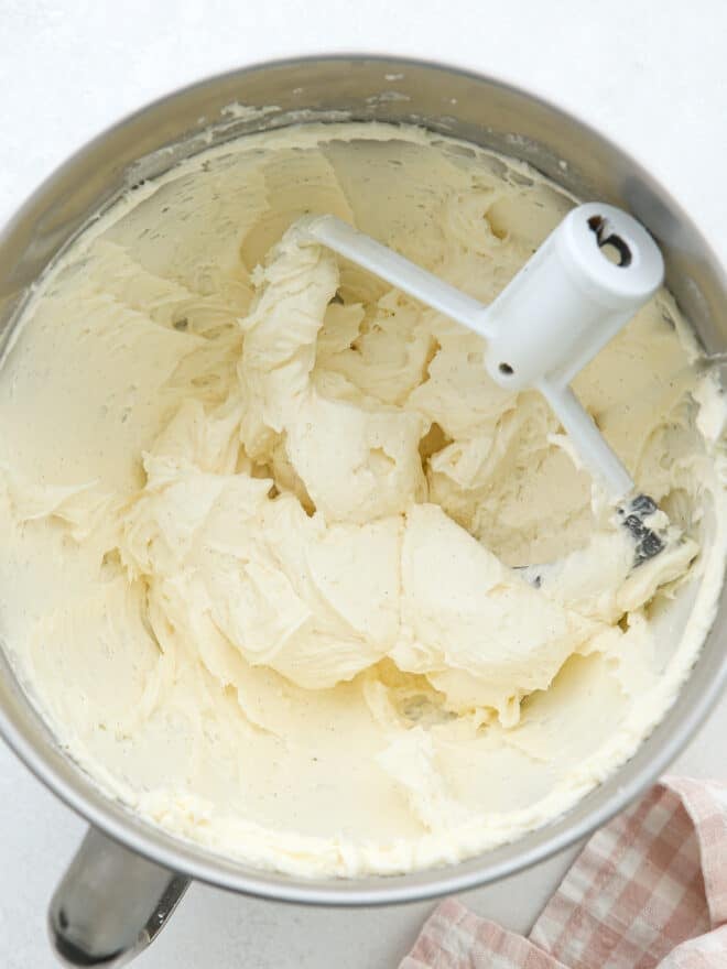 making sweet vanilla buttercream frosting